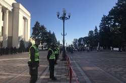Біля Ради встановили металошукачі, у центр столиці стягнули до 2,5 тис. правоохоронців
