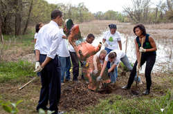 Сеть осмеяла Барака Обаму, который сажает дерево 