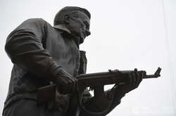 «Культурный бренд России»: в Москве появился памятник Калашникову