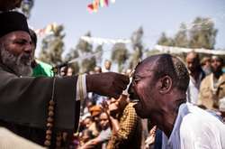 Слезы, крики и деньги: фотограф показал, как изгоняют бесов в Эфиопии 