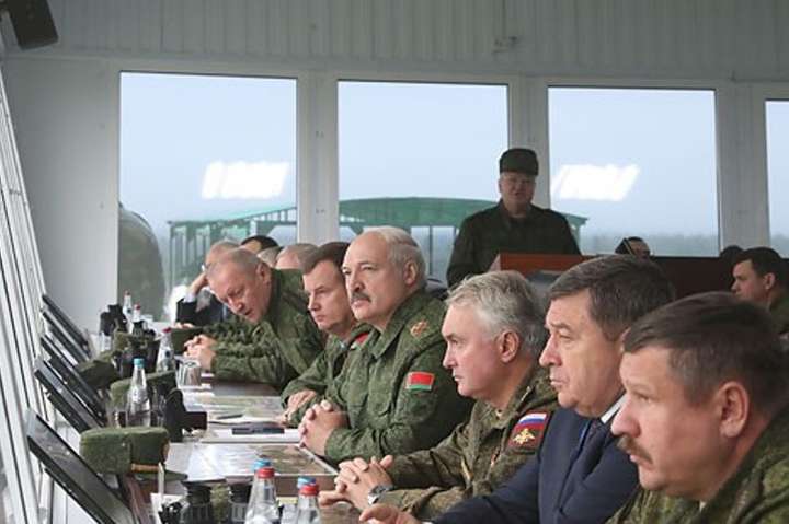 Лукашенко на полігоні спостерігає за навчаннями «Захід-2017»