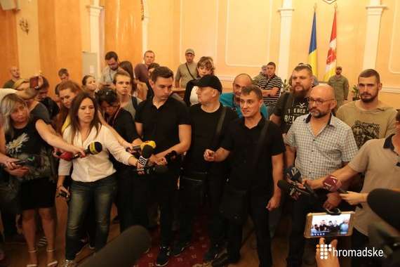 Мітингувальники прорвалися в мерію Одеси і виступають у сесійній залі