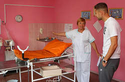 Подружжя гравця збірної України подарувало обладнання пологовій лікарні (фото)