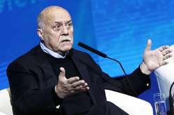 «Старый идиот»: Россияне возмущаются призывом Фримана воевать против Путина