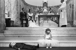 Самые смешные фотографии скучающих детей на свадьбах