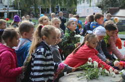 День миру у Вінниці: у небо запустили біло-жовті повітряні кульки (фото)