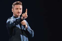 «Это отвратительно!»: Российский певец шокирован памятником с автоматом в Москве