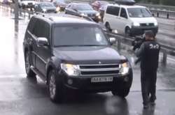 У столиці провчили нахабних водіїв, що їздять пішохідними тротуарами