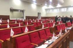 Депутати Київради відпочивають, поки в мерії шукають вибухівку 
