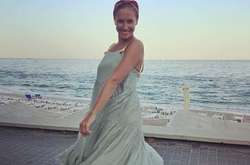 Катя Осадчая истосковалась по лету и опубликовала фото в купальнике