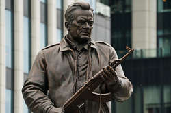 На памятнике Калашникову изобразили немецкий автомат