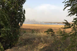 Пожежа у полі перекинулася на військовий склад