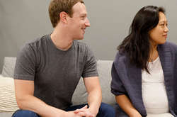 Марк Цукерберг зі своєю дружиною 