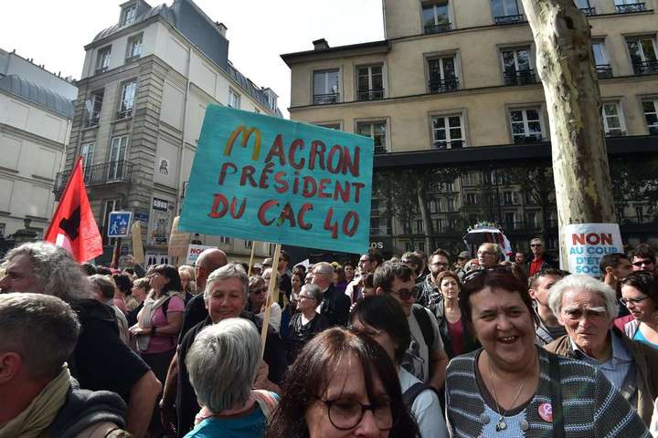 Десятки тисяч людей вийшли на протест у Парижі проти трудової реформи Макрона