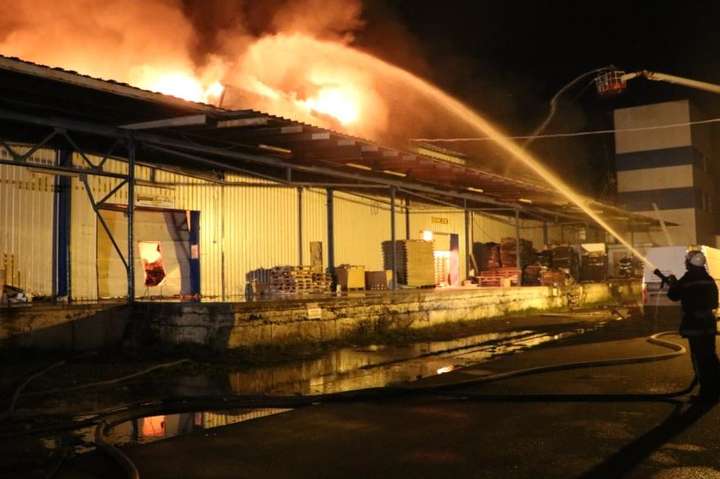 Вночі у Києві загорівся склад: пожежу ліквідовували 120 рятувальників