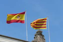Прапори Іспанії та Каталонії