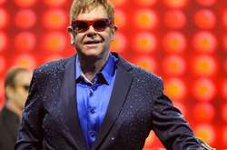 Элтон Джон признался, что пытался построить семейную жизнь с женщиной