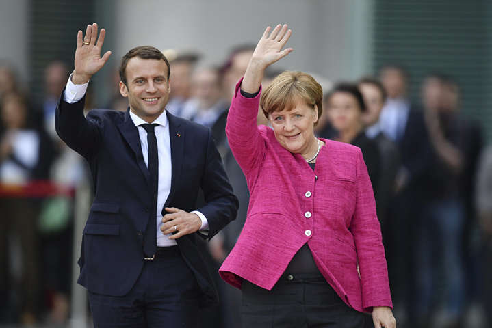 Макрон зателефонував Меркель, щоб привітати її з перемогою на виборах