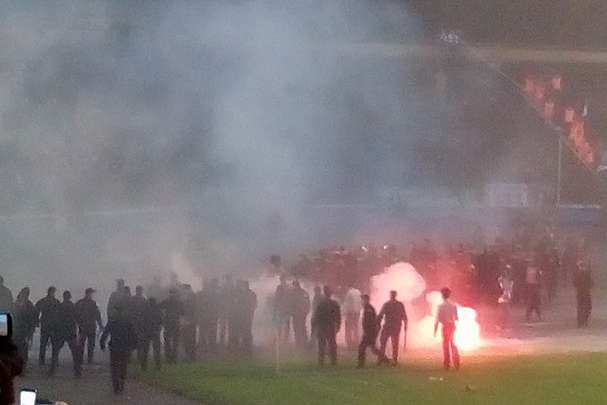 Фанати «Карпат» пригрозили футболістам команди банерами (фото)