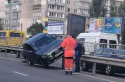 ДТП на Оболоні: водій позашляховика майстерно виїхав на відбійник (фото)