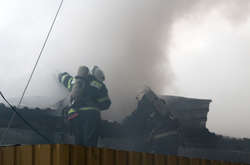 У Полтаві рятувальники ліквідовують пожежу на території центрального ринку