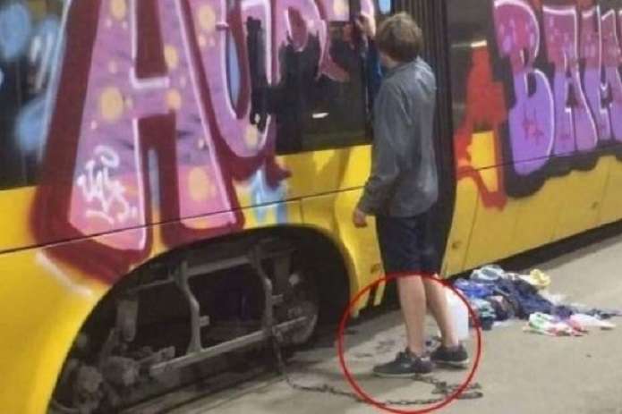 Українця у Польщі ланцюгом прикували до трамваю та змусили змивати графіті 
