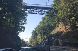 У Києві на Мосту закоханих помітили самогубця (фото)