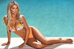 Красотка взбудоражила сеть восьмым размером груди