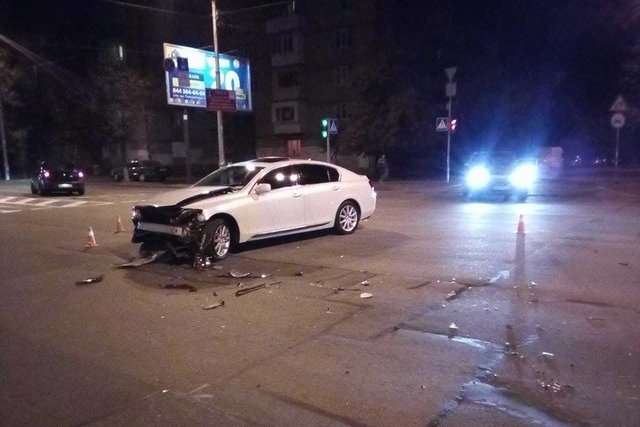 У Києві легковик зніс світлофор (фото)
