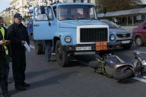 У Солом'янському районі столиці вантажівка наїхала на скутер