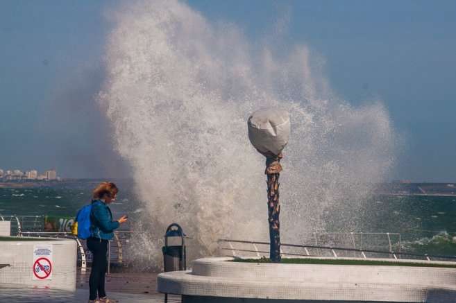 Появились впечатляющие фото и видео бушующего моря в Одессе