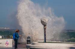 Появились впечатляющие фото и видео бушующего моря в Одессе