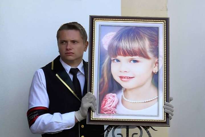В Одесі попрощалися з дівчатками, які загинули у таборі «Вікторія»