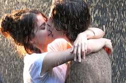 Страстные поцелуи: Селену Гомес застукали в парке с коллегой по новому фильму