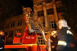 Київські вогнеборці врятували чоловіка під час гасіння пожежі в Інституті технологій