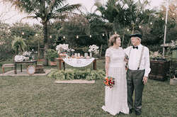 Спустя годы: Пожилая семейная пара устроила себе свадебную фотосессию