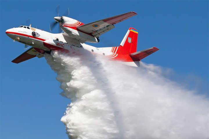 Пожежні літаки скинули 128 тонн води на палаючий склад під Вінницею