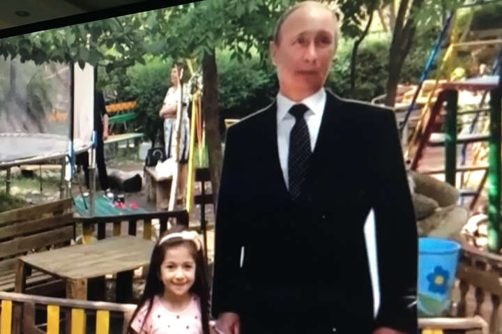 У Вірменії на дитячому майданчику встановили картонного Путіна (відео)