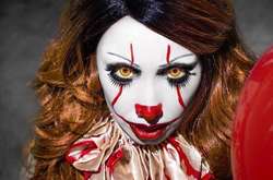 Девушки в образе клоуна Пеннивайза из фильма «Оно»