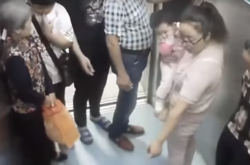 Появилось видео, как девушка рожает прямо в лифте