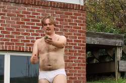 Комик Гас Джонсон снял пародию на YouTube-канал о выживании в дикой природе