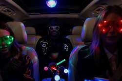 Гвинет Пэлтроу, Джессика Альба и Will.i.am устроили вечеринку в автомобиле