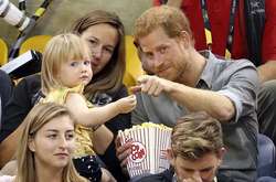 Появилось забавное видео, как девочка стащила попкорн у принца Гарри