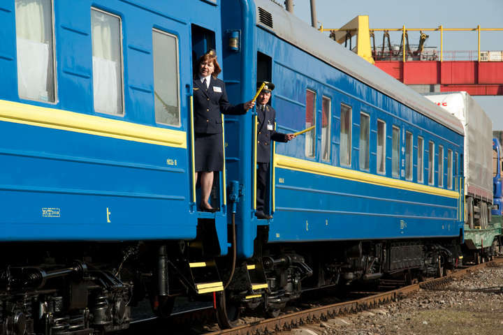 «Укрзалізниця» призначила додаткові поїзди на чотири маршрути