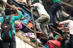 Трагедия в Индии: в давке на ж/д станции погибли более 20 человек (фото, видео)