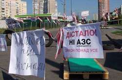 Запеклі сутички у Києві: на Ревуцького авто поліції наїхало на активіста