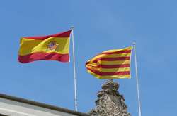 Прапори Іспанії та Каталонії (справа)