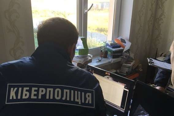 Кіберполіція викрила екс-посадовця, який «торгував» персональними даними українців 