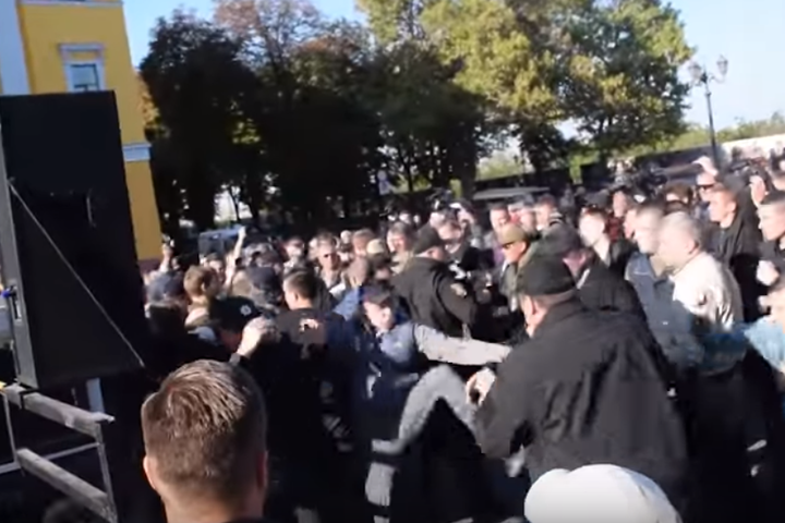 Як прихильники та противники Саакашвілі в Одесі бились: відео