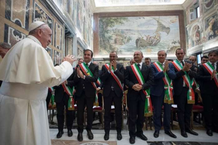 Папа Франциск закликав італійських мерів «розширювати площі» для мігрантів